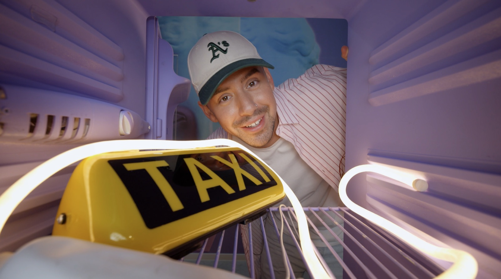 Hosť v chladničke s taxi